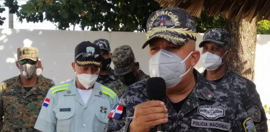 Director Regional Sur de la Policía Nacional, general de brigada Ludwing Miguel Suardi Correa, junto  a efectivos policiales y militares de la zona.