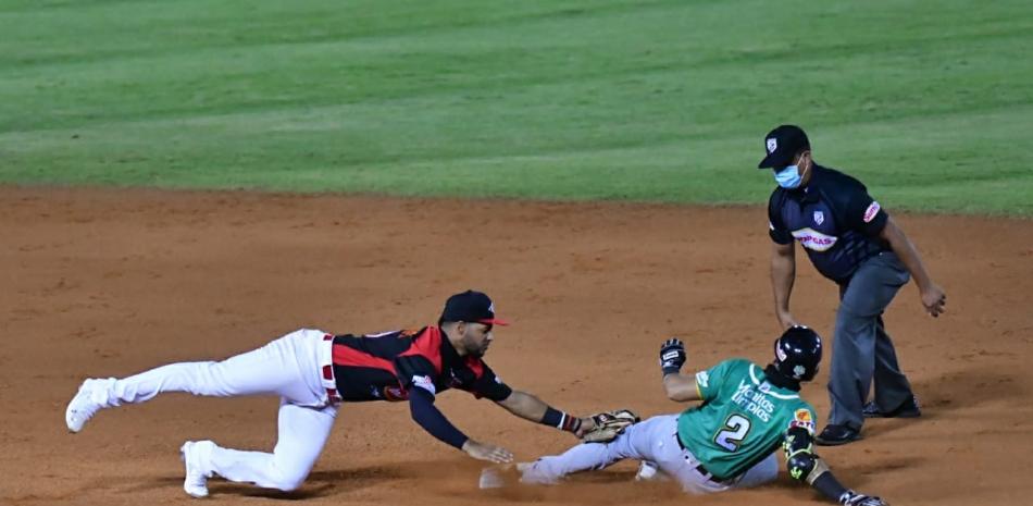 Las Estrellas Orientales no tuvieron problemas para superar nueva vez a los Leones del Escogido y obtener un lugar en las semifinales del torneo de béisbol invernal dominicano.
