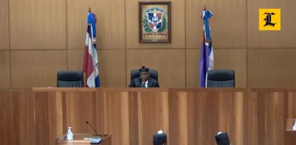 El juez coordinador de los juzgados de la Instrucción del Distrito Nacional, José Alejandro Vargas, mientras anunciaba su decisión.