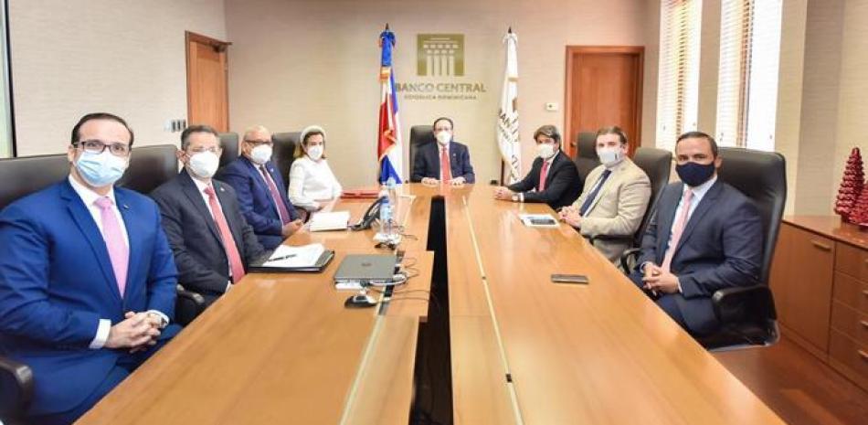 Reunión entre ejecutivos del Banco Central y miembros de Asonahores.