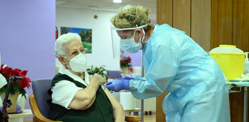 Imagen difundida por La Moncloa (Ministerio de la Presidencia de España), Araceli Hidalgo, de 96 años, residente de la residencia de ancianos Los Olmos, recibe una dosis de la vacuna Pfizer-BioNTech Covid-19 el 27 de diciembre de 2020, en Guadalajara, convirtiéndose en la primera persona vacunada contra el coronavirus en España. Borja Puig de la BELLACASA / LA MONCLOA / AFP