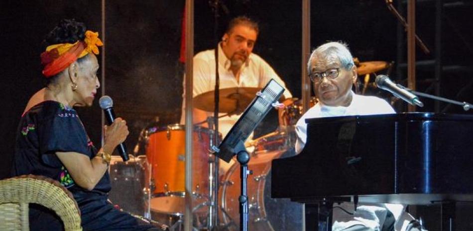 Foto de archivo tomada el 15 de julio de 2018, el cantante y compositor mexicano Armando Manzanero (derecha) actúa con la cantante cubana y miembro del Buenavista Social Club, Omara Portuondo, durante su show en La Habana. Jorge Beltran / AFP