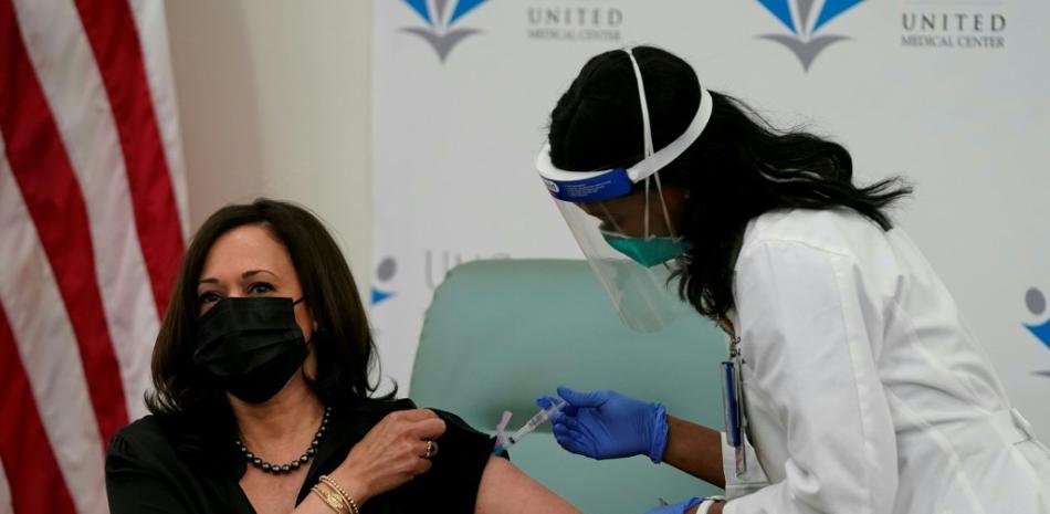 La enfermera registrada Patricia Cummings administra la vacuna COVID-19 a la vicepresidenta electa Kamala Harris el 29 de diciembre de 2020 en el United Medical Center en Washington, DC. Alex Edelman / AFP
