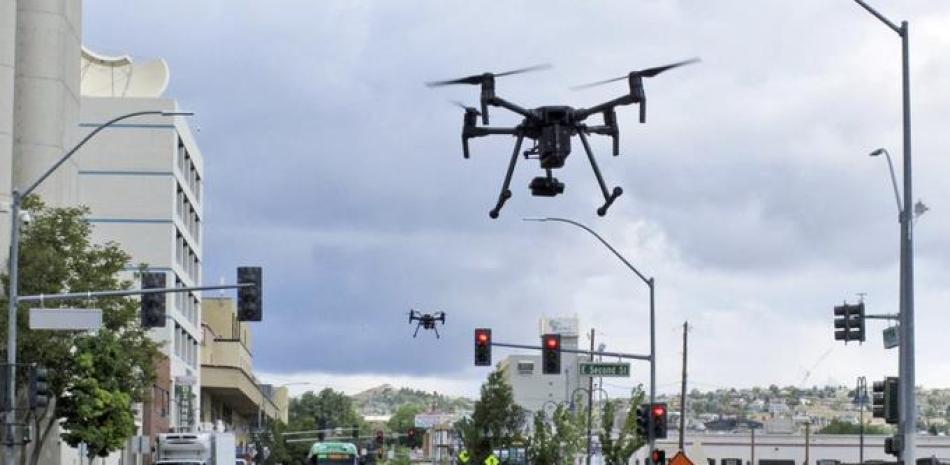 En esta foto del 21 de mayo de 2019, dos drones vuelan sobre Lake Street en el centro de Reno, Nevada, como parte de una simulación de la NASA para probar la tecnología emergente que algún día se utilizará para gestionar los viajes de cientos de miles de aviones comerciales no tripulados.

Foto: AP/ Scott Sonner