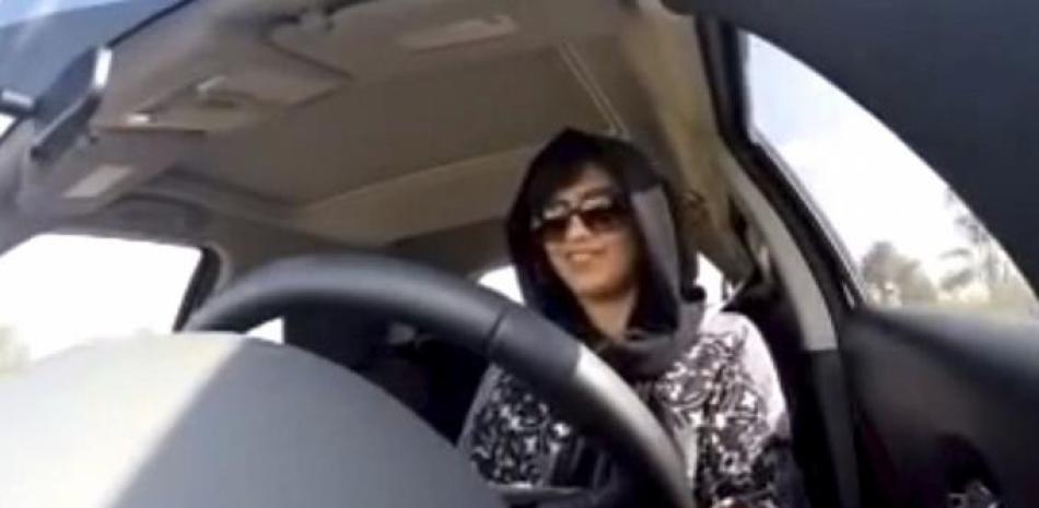 Imagen del 30 de noviembre de 2014 tomada de un video difundido por Loujain al-Hathloul, en el que ella maneja a la frontera con Emiratos Árabes Unidos antes de su arresto el 1 de diciembre en Arabia Saudí. Al-Hathloul fue sentenciada el lunes 28 de diciembre de 2020 a casi seis años en prisión debido a una ley para combatir el terrorismo, según medios estatales de comunicación. (Loujain al-Hathloul vía AP, Archivo)