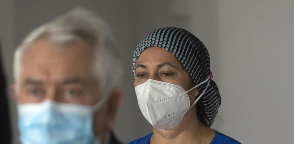 La enfermera chilena Zulema Riquelme (derecha) junto al ministro de Salud Enrique Paris.