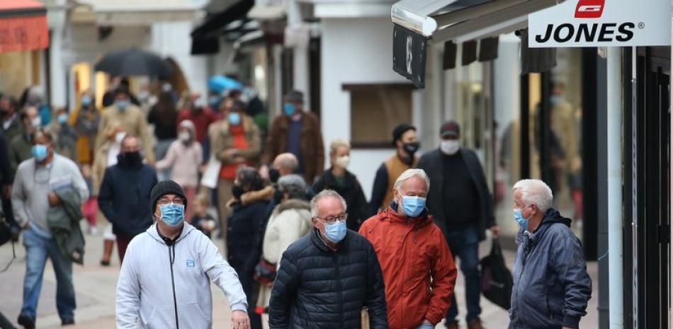 Personas con máscaras debido al coronavirus caminan por una calle en Saint Jean de Luz, en el suroeste de Francia, el lunes 12 de octubre del 2020.

Foto: AP/ Bob Edme