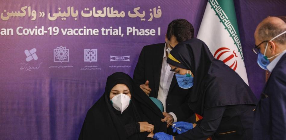Una mujer recibe una inyección durante la primera fase de prueba de una vacuna iraní de fabricación local para la enfermedad por coronavirus COVID-19 en la capital de Irán, Teherán, el 29 de diciembre de 2020. AFP