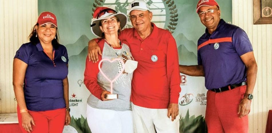 Los organizadores del evento, Elizabeth Pérez y Franklin Frías (en los extremos), premian la pareja ganadora del mejor score del torneo, Alice Heinsen y Tony Lubrano.