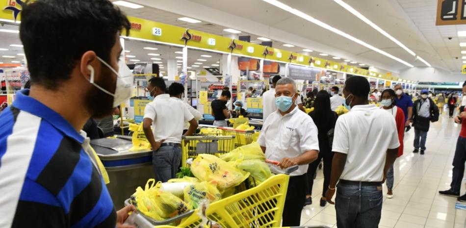 Los supermercados del Gran Santo Domingo recibieron considerables cantidades de clientes en víspera de Nochevieja.