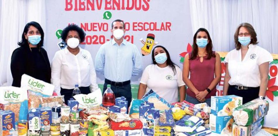 María Jacinta Torres, Christel Dammers y Clara María Burgos, representantes de la
Fundación Escuelita Rayo de Sol, reciben la donación de alimentos.