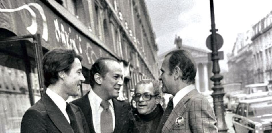 Pierre Cardin junto a Oscar de la Renta, Halston y un amigo, a inicios de los años 60 frente al restaurante Maxim’s, en París. CORTESÍA DE RITMO SOCIAL