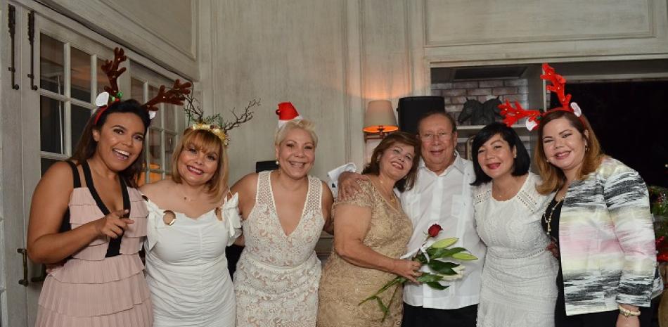 Osiris y Marisela Grullón junto a sus hijas Rommy, Gina, Wanda y Kathy, y su nieta Rommy Pichardo.