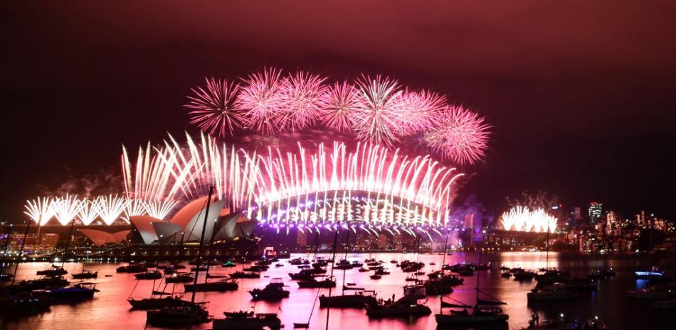Fuegos artificiales de Nochevieja estallando sobre el icónico Harbour Bridge y la Ópera de Sydney durante el espectáculo de fuegos artificiales el 1 de enero de 2021.

Foto/Mick Tsikas