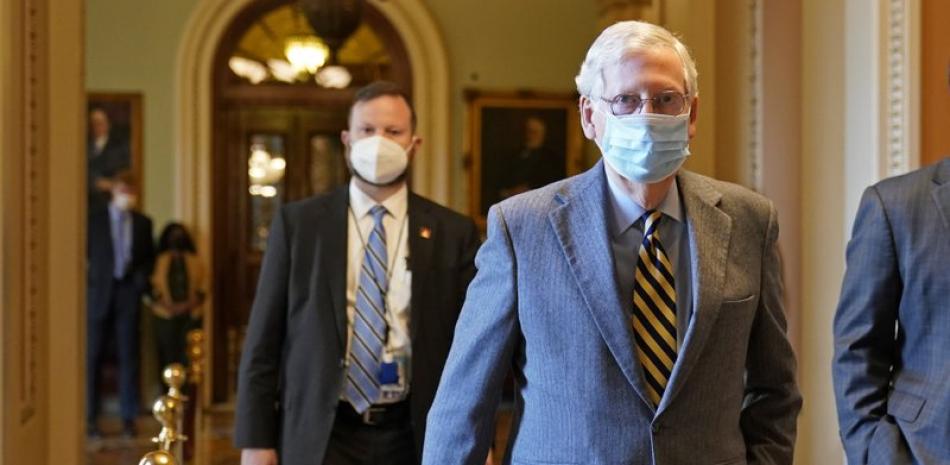 El líder de la mayoría del Senado, el republicano Mitch McConnell, se dirige a su oficina en el Capitolio en Washington. Foto: AP/Susan Walsh.