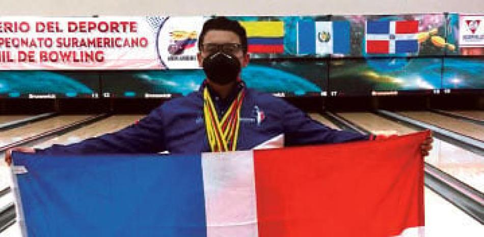 Roberto Morín, con la bandera dominicana y las medallas que ganó en la justa internacional.