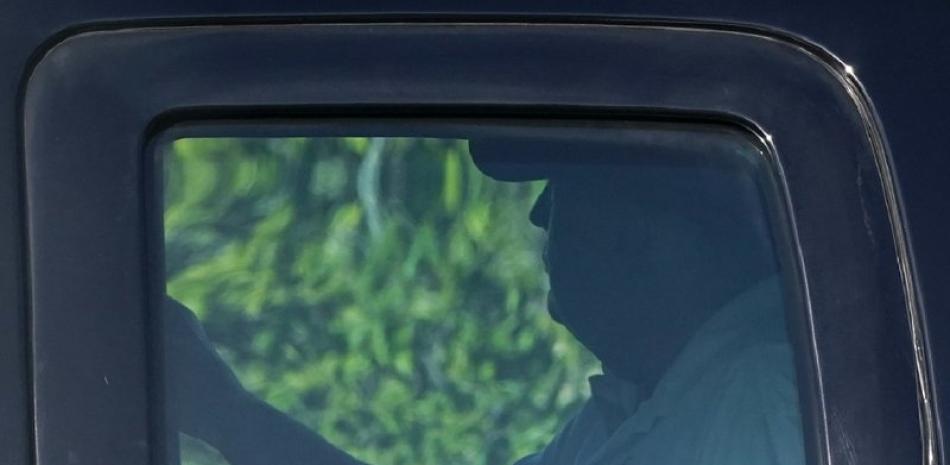 El presidente Donald Trump a bordo de un vehículo mientras sale del complejo de Mar-a-Lago, en Palm Beach, Florida. Foto: AP/Patrick Semansky.