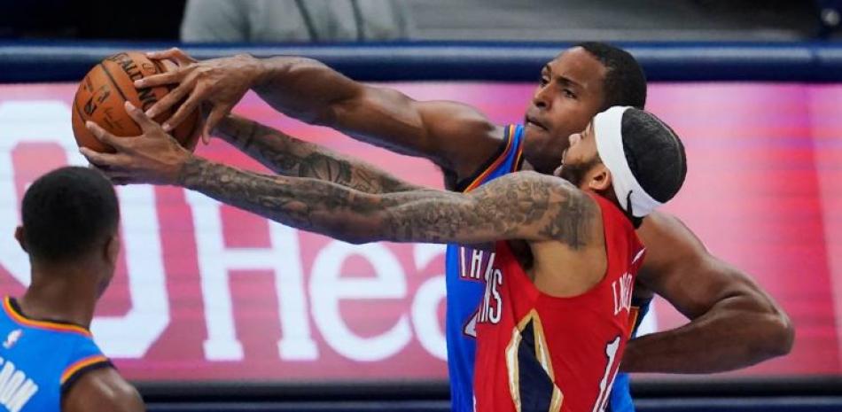 Al Horford, del Thunder, realiza una gestión ofensiva frente a Brandon Ingram, de los Pelicans,en acción del jueves en el baloncesto de la NBA.