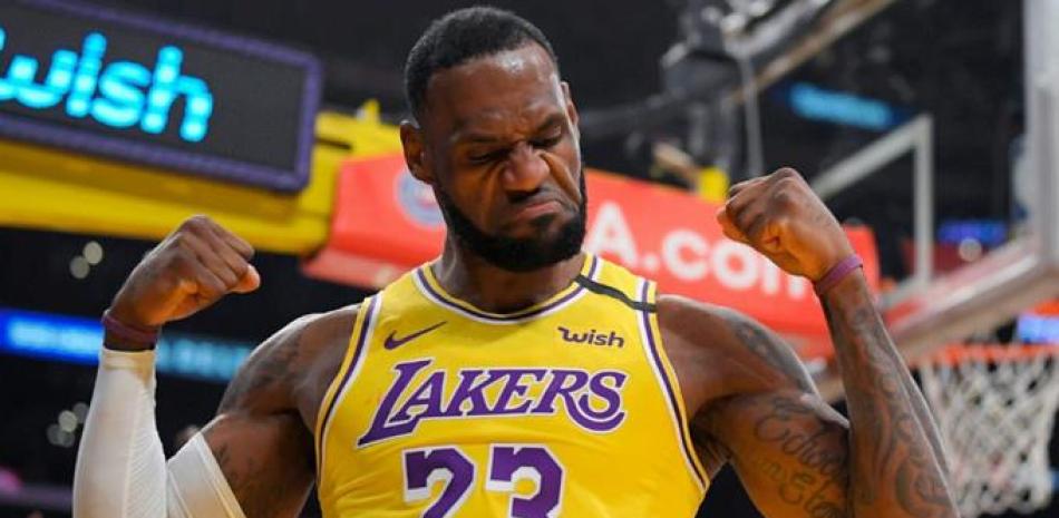 Lebron James tiene un triple doble en el triunfo de los Lakers.
