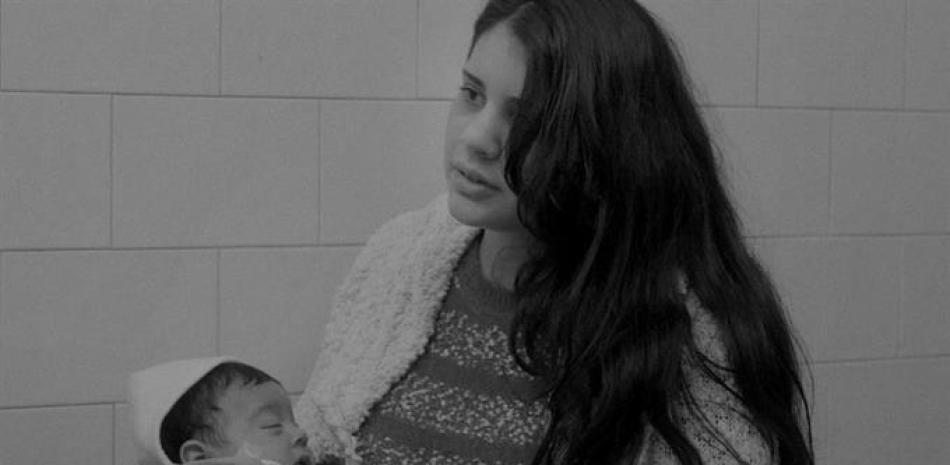 Fotografía cedida de la grabación de "Niña mamá", de la cinesta Andrea Testa, en la que se ve a Marcela, una de las protagonistas del documental, que retrata a adolescentes embarazadas que recién parieron o que están internadas por abortos inseguros y clandestinos. Cada año, unas 90.000 adolescentes tienen un hijo en Argentina y 7 de cada 10 no habían deseado ese embarazo. Un drama en un país con el 40,9 % de su población en la pobreza, con fuertes desigualdades en el acceso a la información sexual y que mira con expectación la ley del aborto recién aprobada. EFE/Cedida por la productora Pensar con las Manos