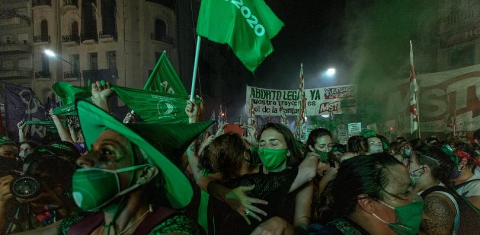 Partidarios de la legalización del aborto celebran afuera del Congreso de Buenos Aires, Argentina, el 30 de diciembre de 2020, después de que Argentina se convirtiera en la nación más grande de América Latina en legalizar el aborto (Sarah Pabst/The New York Times)