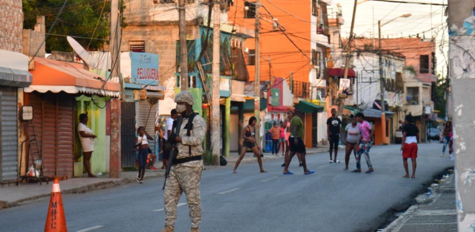 Jóvenes jugando en la calle Jacinto de los Santos casi esquina avenida 26 de Enero, a pesar de la presencia militar en el lugar. ARTURO PEREZ