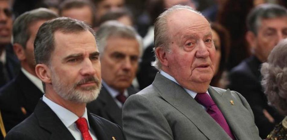 El Rey Juan Carlos I junto a su hijo y actual monarca, Felipe VI.