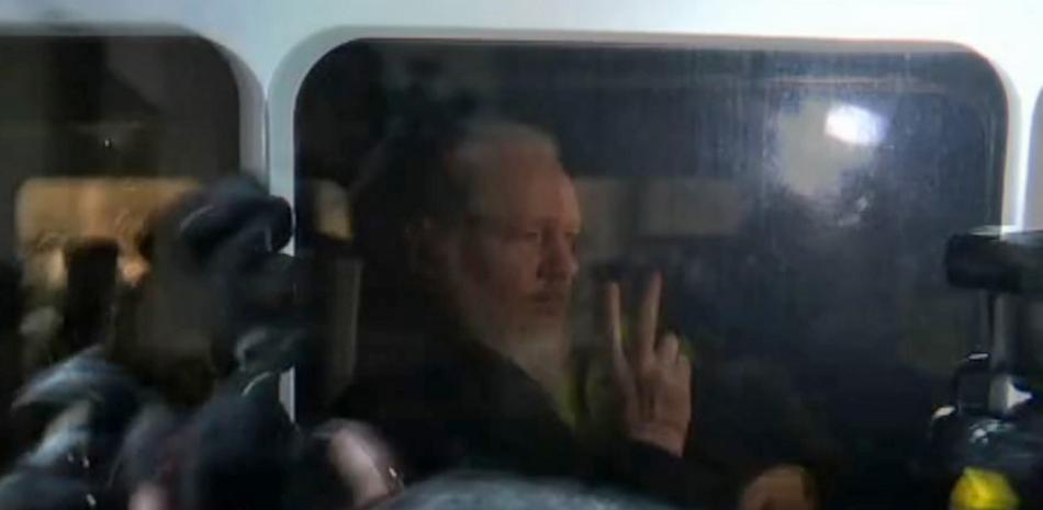 En esta foto de archivo tomada el 11 de abril de 2019, una captura de video tomada de imágenes de AFP TV muestra al fundador de WikiLeaks, Julian Assange, mientras es conducido por la policía británica al Tribunal de Magistrados de Westminster en Londres el 11 de abril de 2019.