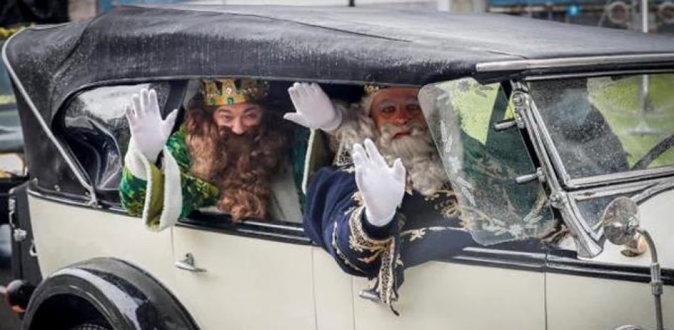 Sus majestades los Reyes Magos de oriente han llegado este lunes a San Sebastián a bordo de un coche clásico.

Foto: EFE/ Javier Etxezarreta