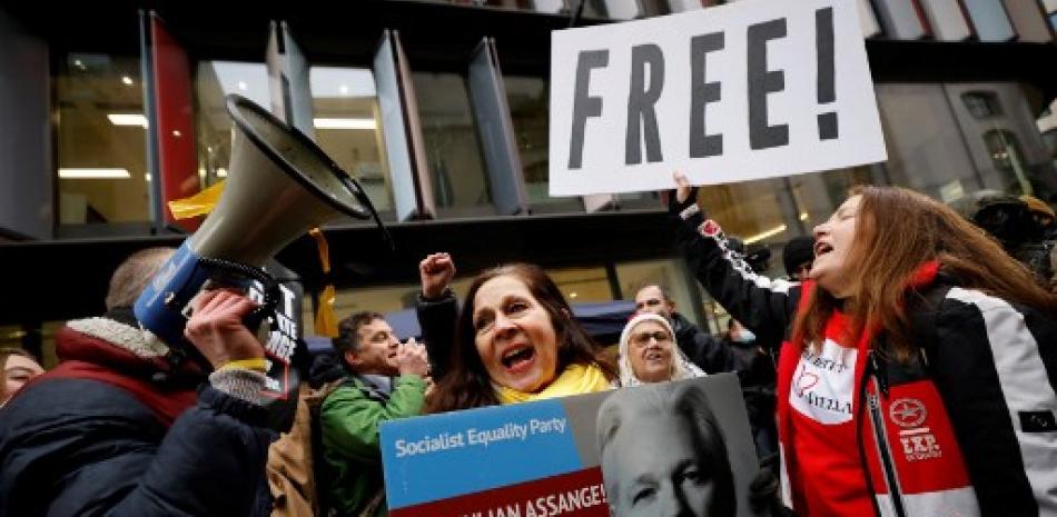 Personas manifestandose para la liberación de Julian Assange. / AFP