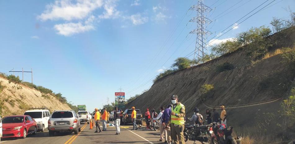 Autoridades intentan viabilizar el tránsito ante el accidente y el fallecido. / Twitter