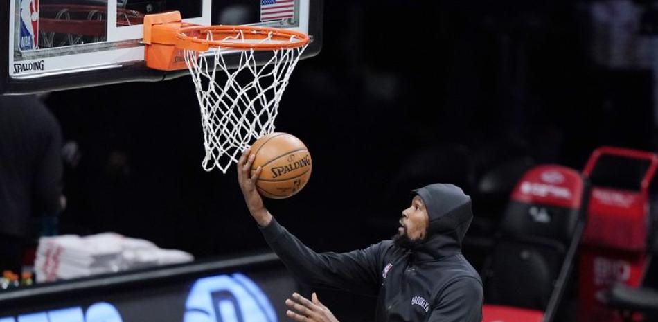 El alero de los Brooklyn Nets, Kevin Durant, dispara durante el primer cuarto de un juego de baloncesto de la NBA el domingo 3 de enero de 2021 en Nueva Yor
