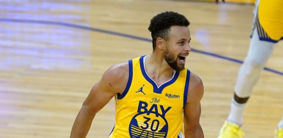 Stephen Curry, de los Warriors, celebra luego de anotar uno de sus canastos en el partido del domingo en el cual consiguió 62 puntos frente a Portland.