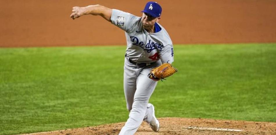 El lanzador derecho Blake Treinen ha firmado un contrato de dos años con los Dodgers.