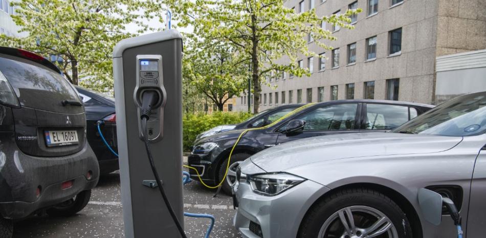 Noruega se convirtió en el primer país del mundo donde los autos eléctricos representaron más del 50 por ciento de los autos nuevos registrado./AFP