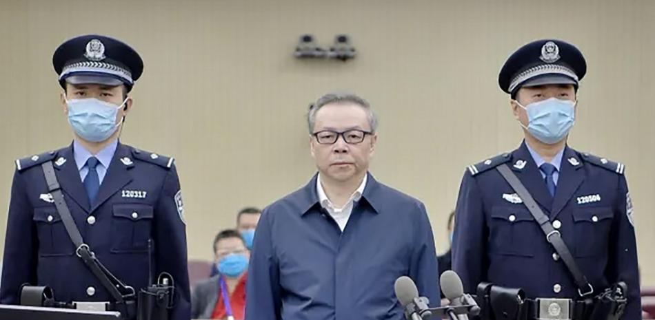 Lai Xiaomin, ex presidente de China Huarong Asset Management Co., de pie durante su juicio en el Segundo Tribunal Popular Intermedio en Tianjin.