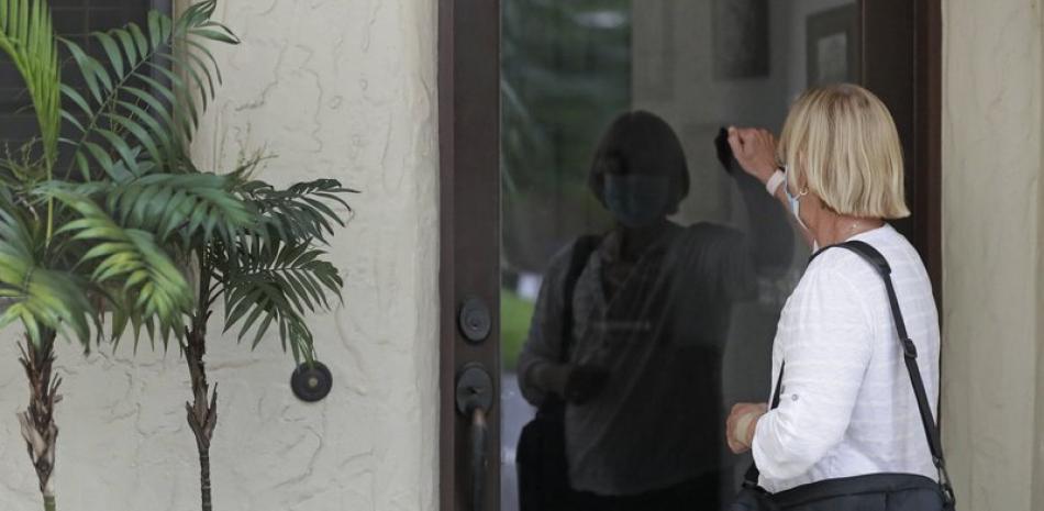 Una trabajadora del censo federal tocando a la puerta de una residencia en Winter Park, Florida. Foto: AP/John Raoux.