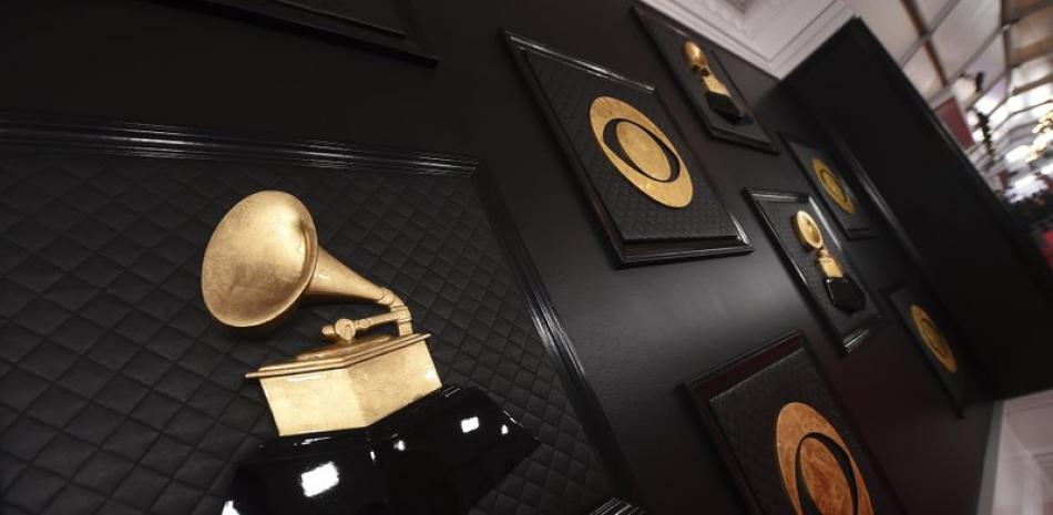 Los Grammy 2021 no se entregarán este mes en Los Angeles y serán aplazados a marzo por el reciente aumento de casos y muertes por coronavirus.