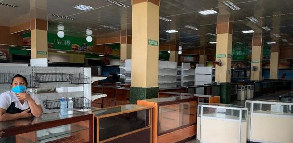 Un empleado cubano permanece en un mercado vacío en La Habana, el 4 de enero de 2021.