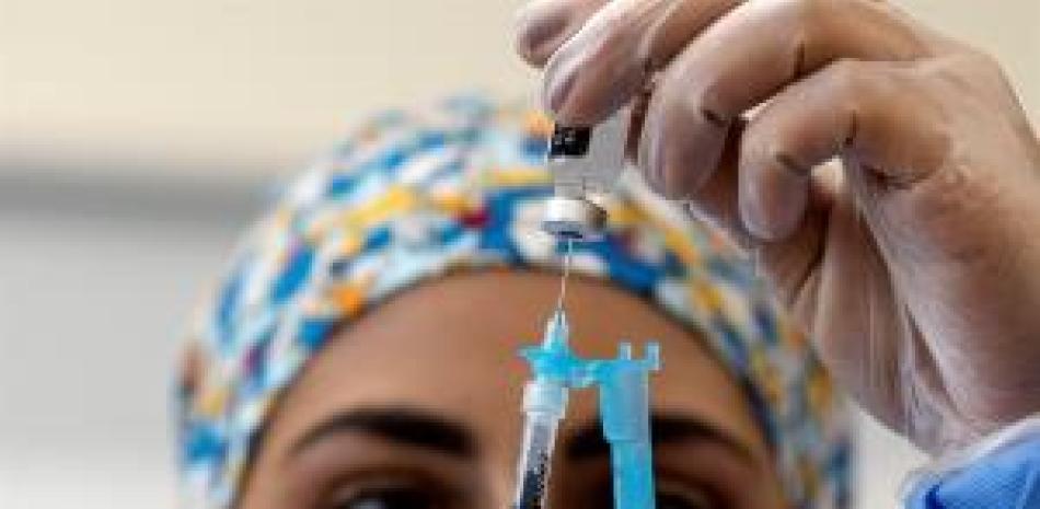 Una empleada sanitaria lleva a cabo el proceso de vacunación para los empleados del hospital San Filippo Neri de Roma (Italia). 

EFE/ Massimo Percossi
