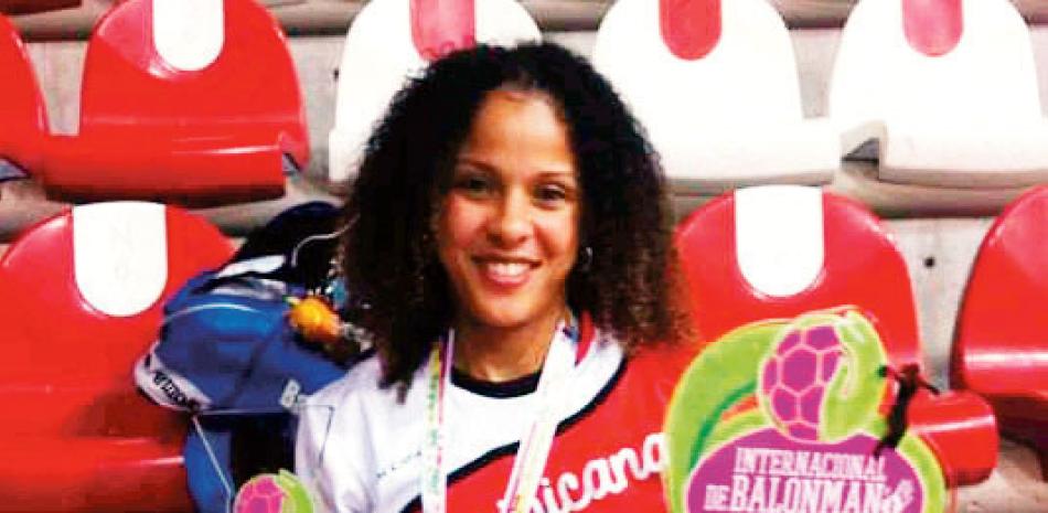 Nancy Mileidy Peña exhibe sus trofeos logrados en uno de los eventos de balonmano.