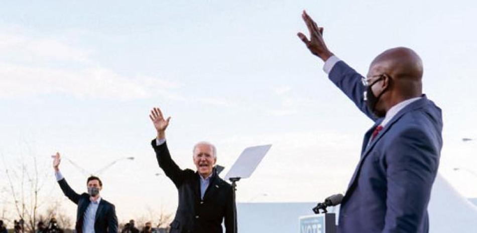 El presidente electo Joe Biden, junto a los entonces candidatos Raphael Warnock y Jon Ossoff. AP