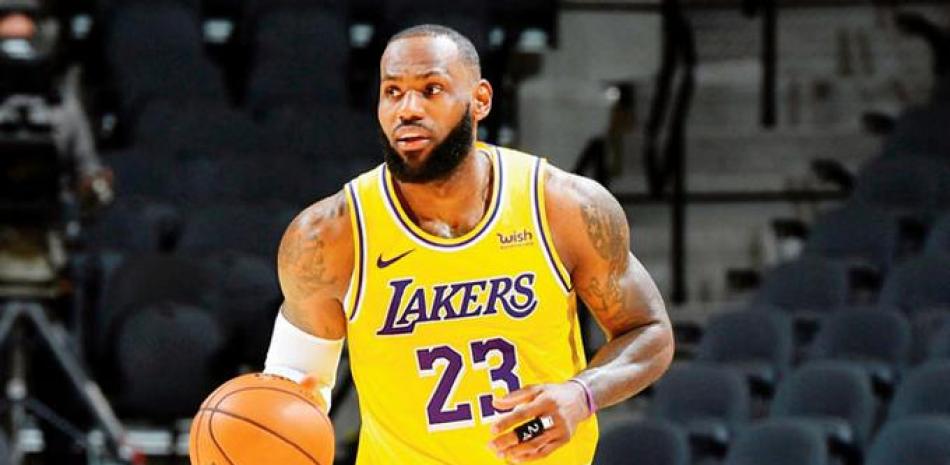 LeBron James condujo a los Lakers al triunfo.