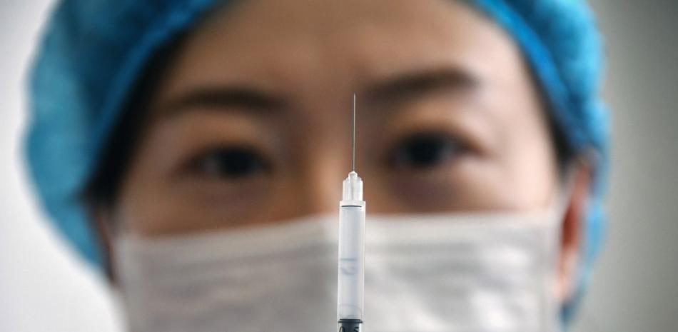 Un trabajador médico muestra una jeringa con la vacuna Sinovac Biotech contra el coronavirus COVID-19 en un centro de salud en Yantai, 

STR / AFP