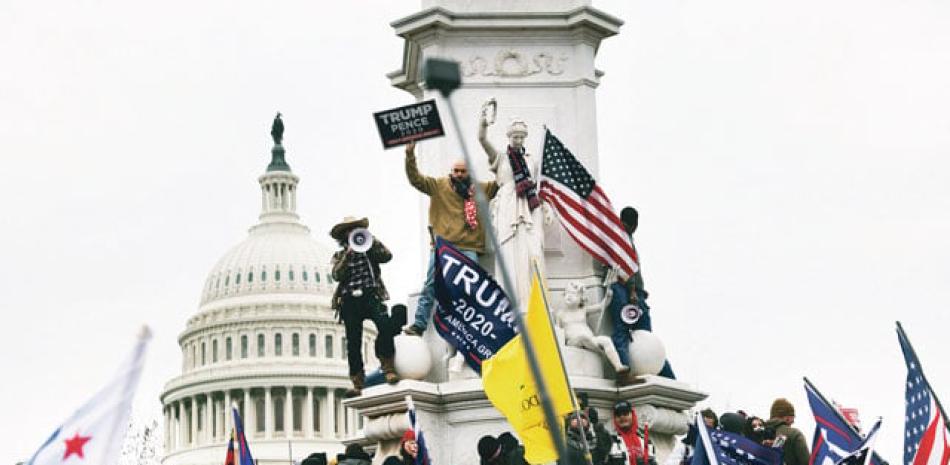 “Detengan el robo” era el lema de los seguidores de Trump ayer, durante la irrupción en el Capitolio, en la sesión congresional sobre la confirmación del presidente electo Joe Biden. AFP
