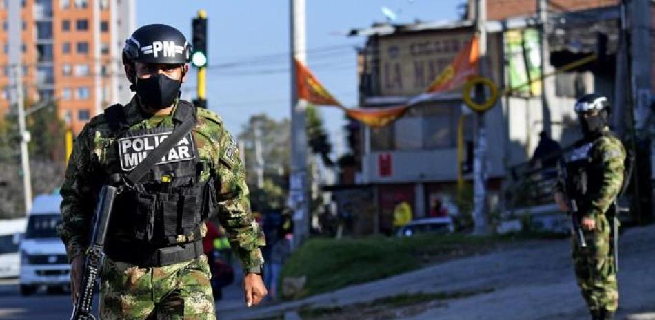 Soldados colombianos patrullan las calles de Bogotá, el 5 de enero de 2021. Foto: Raúl Arboleda/AFP.