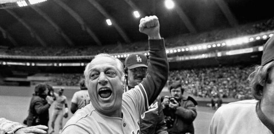 En imagen de archivo del lunes 19 de octubre de 1981, el manager de los Dodgers de Los Ángeles Tom Lasorda festeja tras vencer a los Expos de Montreal por el título de la Liga Nacional, en Montreal.