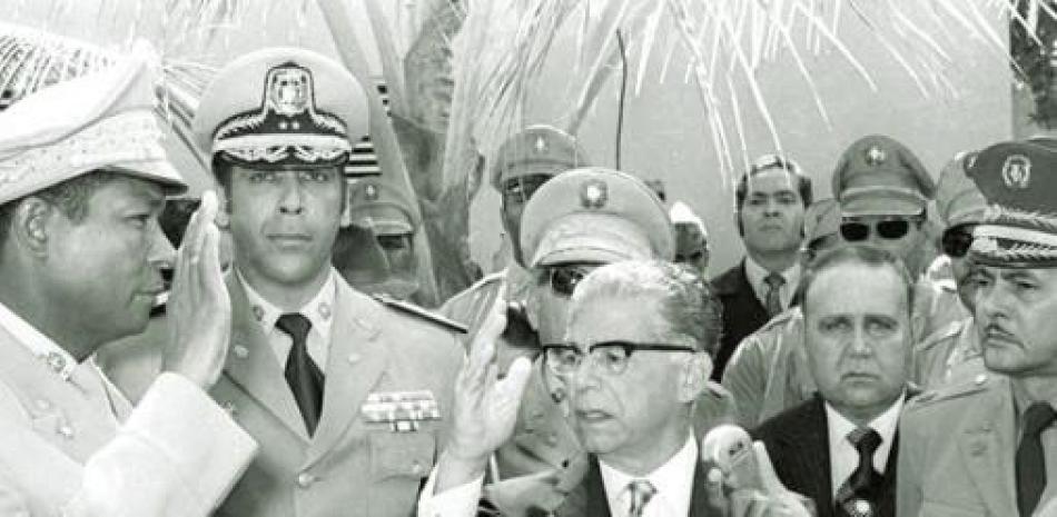 El presidente Joaquín Balaguer en uno de los momentos al juramentar al mayor general Enrique Pérez y Pérez.