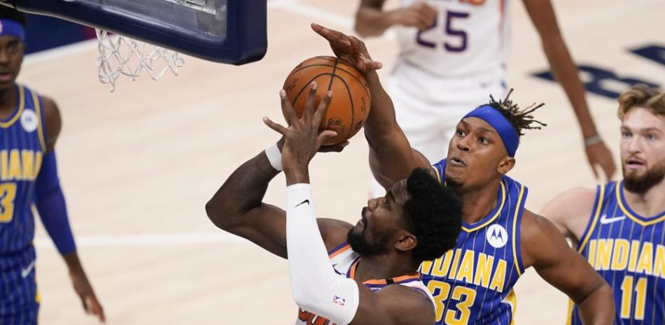 Deandre Ayton (22) de los Phoenix Suns dispara contra Myles Turner (33) de los Pacers de Indiana durante la primera mitad de un juego de baloncesto de la NBA, el sábado 9 de enero de 2021 en Indianápolis.