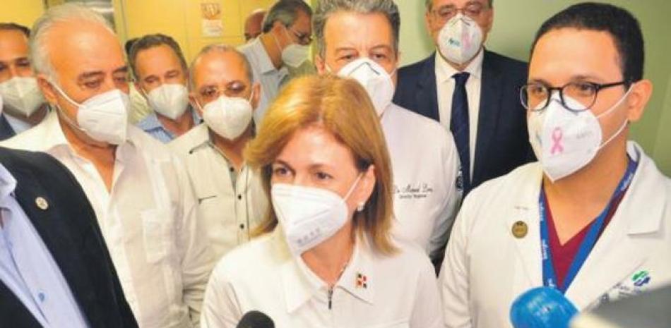 La vicepresidenta Raquel Peña realizó un recorrido por centros médicos del municipio Santiago de los Caballeros, acompañada del ministro de Salud, Plutarco Arias.